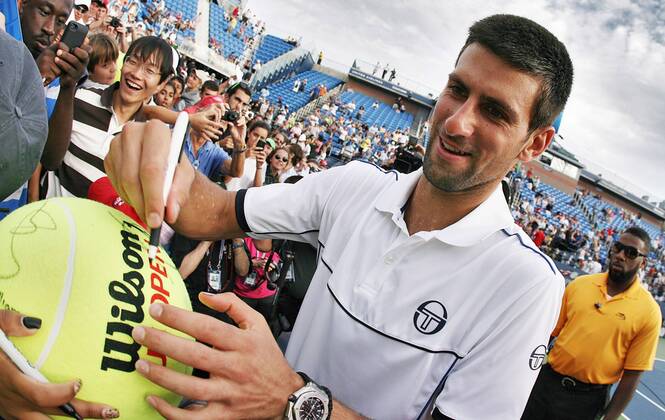 TENNIS - ATP, US Open 2011 NEW YORK CITY,NEW YORK,USA,04.SEP.11 - TENNIS - ATP Tennis Herren World Tour, US Open 2011, Grand Slam, Flushing Meadows. Bild zeigt Novak Djokovic (SRB) und Fans. Keyword: Autogramm. 