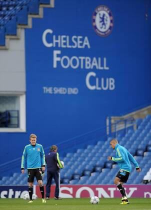 FUSSBALL CHAMPIONS LEAGUE SAISON 2011 2012 Gruppe 12.09.2011 FC Chelsea London - Bayer 04 Leverkusen Abschlusstraining im Stadion Stamford Bridge - Andre Schürrle (li) und Sidney Sam (Bayer 04 Leverkusen) 