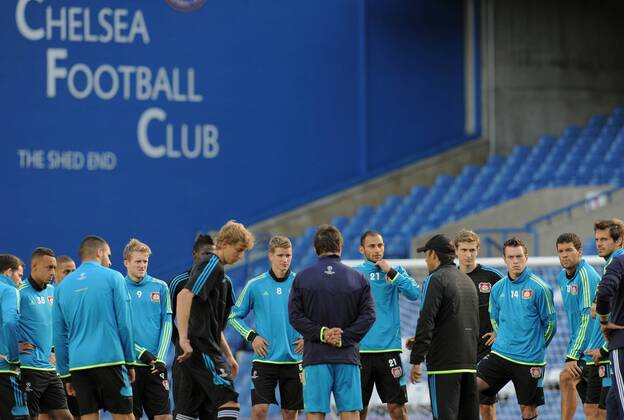 FUSSBALL CHAMPIONS LEAGUE SAISON 2011 2012 Gruppe 12.09.2011 FC Chelsea London - Bayer 04 Leverkusen Abschlusstraining im Stadion Stamford Bridge Bayer 04 Leverkusen Teamkreis mit Michael Ballack (2.re) 