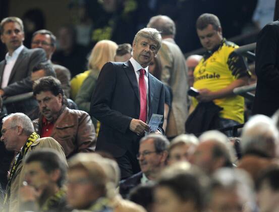 Borussia Dortmund (BVB) - Arsenal FC London, Trainer Arsene Wenger (Arsenal London) auf der Tribüne o0 Strafe Trainerstrafe Tribünenstrafe Tribüne Sanktion Sperre