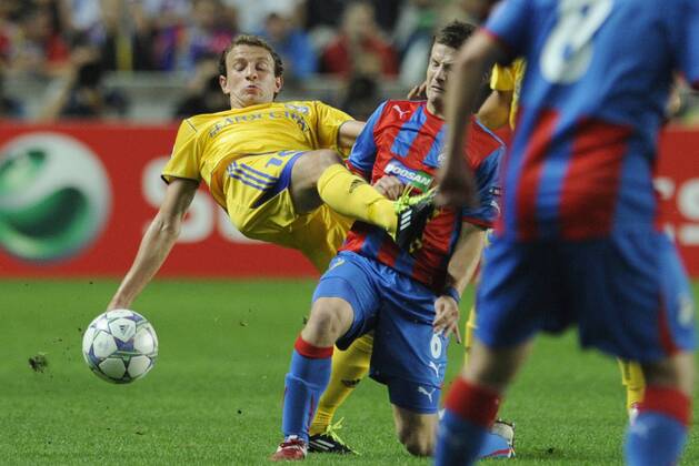 Renan Bressan from BATE Borisov, left, challenges Vaclav Pilar from FC Viktoria Plzen, right, during their Champions League group H soccer match in Prague, Tuesday, Sep. 13, 2011. (CTKxPhoto MichalxKamaryt)  CTKPhoto78201109131004801
