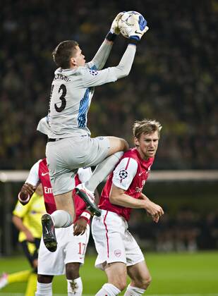 Dortmund, 13.09.2011, Signal-Iduna-Park Wojciech Szczesny (London) stützt sich auf Per Mertesacker (London) Borussia Dortmund - Arsenal London