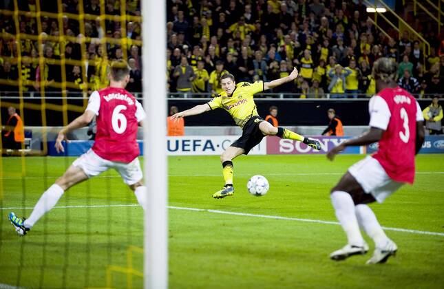 Torchance Robert LEWANDOWSKI (DO mitte), gegen Bakari Sagna r. und Laurent KOSCIELNY l. (Arsenal), Aktion, Fussball Champions League, Vorrunde 1. Spieltag, Borussia Dortmund (DO) - FC Arsenal London (Arsenal), am 13.09.2011 in Dortmund Deutschland