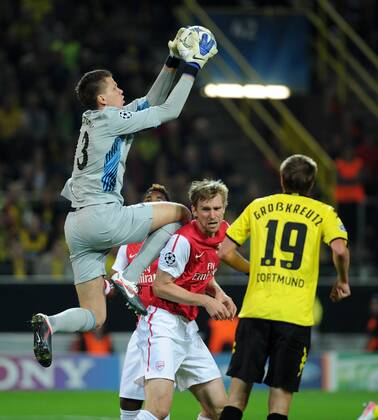 FUSSBALL CHAMPIONS LEAGUE SAISON 2011 2012, Borussia Dortmund (BVB) - Arsenal FC London 13.09.2011; Torwart Wojciech SZCZESNY (li) und Per MERTESACKER (Mitte, beide Arsenal) retten vor Kevin GROSSKREUTZ 
