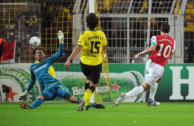 FUSSBALL CHAMPIONS LEAGUE SAISON 2011 2012, Borussia Dortmund (BVB) - Arsenal FC London 13.09.2011; Robin VAN PERSI (re, Arsenal) erzielt das 0:!. Torwart Roman WEIDENFELLER (li) und Mats HUMMELS (Mitte, beide Dortmund) kommen zu spät 