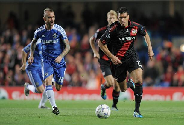FUSSBALL CHAMPIONS LEAGUE SAISON 2011 2012 13.08.2011 FC Chelsea London - Bayer 04 Leverkusen Michael Ballack (re, Bayer 04 Leverkusen) gegen Raul Meireles (FC Chelsea) 