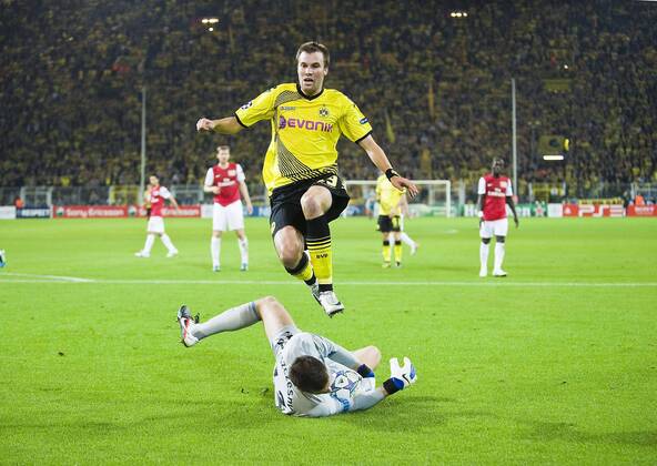 einen Schritt zuspaet kommt Kevin GROSSKREUTZ r. (DO) im Duell gegen Torwart Wojciech SZCZESNY (Arsenal), Aktion, Fussball Champions League, Vorrunde 1. Spieltag, Borussia Dortmund (DO) - FC Arsenal London (Arsenal), am 13.09.2011 in Dortmund Deutschland