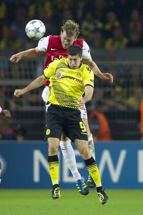 Per MERTESACKER (hi., Arsenal) gegen Robert LEWANDOWSKI (DO), Aktion, Zweikampf, Hochformat, Fussball Champions League, Vorrunde 1. Spieltag, Borussia Dortmund (DO) - FC Arsenal London (Arsenal), am 13.09.2011 in Dortmund Deutschland