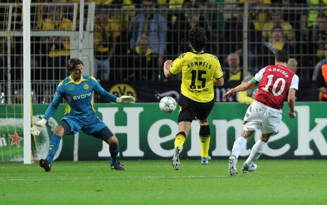 13-09-2011, Fussball, UEFA Champions League, Saison 2011-2012, Gruppenphase, BORUSSIA DORTMUND - ARSENAL LONDON Robin van Persie (Arsenal London), re. erzielt gegen Torhüter Roman Weidenfeller (Borussia Dortmund) das 0-1 BVB