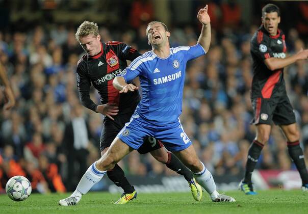 FUSSBALL CHAMPIONS LEAGUE SAISON 2011 2012 13.08.2011 FC Chelsea London - Bayer 04 Leverkusen Andre Schürrle (li, Bayer 04 Leverkusen) gegen Branislav Ivanovic (FC Chelsea) beobachtet von Michael Ballack (re hinten, Bayer 04 Leverkusen) 
