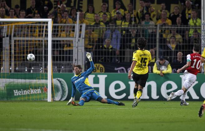 Borussia Dortmund (BVB) - Arsenal FC London, das 1:0 für den Arsenal FC fällt durch Robin van Persie ganz rechts Roman Weidenfeller + Mats Hummels Borussia Dortmund links