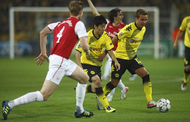Borussia Dortmund (BVB) - Arsenal FC London, vlnr Per Mertesacker Arsenal FC + Shinji Kagawa und Mario Götze