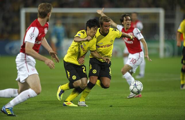 Borussia Dortmund (BVB) - Arsenal FC London, vlnr Per Mertesacker Arsenal FC + Shinji Kagawa und Mario Götze
