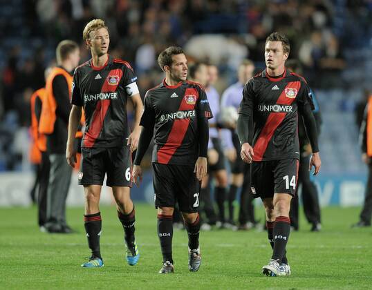 FUSSBALL CHAMPIONS LEAGUE SAISON 2011 2012 13.08.2011 FC Chelsea London - Bayer 04 Leverkusen Enttäuschung Bayer 04 Leverkusen nach Spielende; Simon Rolfes, Gonzalo Castro und Hanno Balitsch (v.li.)