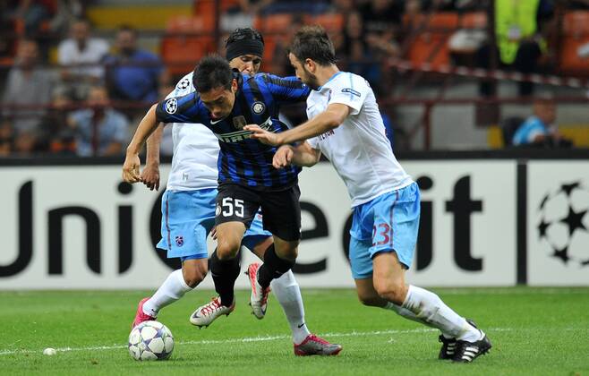 Yuto Nagatomo (Inter) Giray Kacar (Trabzonspor) Milano 14 9 2011 Stadio Giuseppe Meazza Serie A 2011 2012 UEFA Champions League Football Calcio - Inter Mailand Vs Trabzonspor - allexsabba