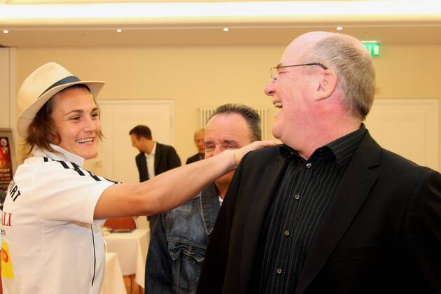 2011 2012, Pressekonferenz im Relaxa Hotel Frankfurt - 1. FFC Frankfurt in der UEFA Women s Champions League (UWCL) - gut gelaunt und mit Hut Nadine Angerer und Manager Siegfried Dietrich(FFC Frankfurt)