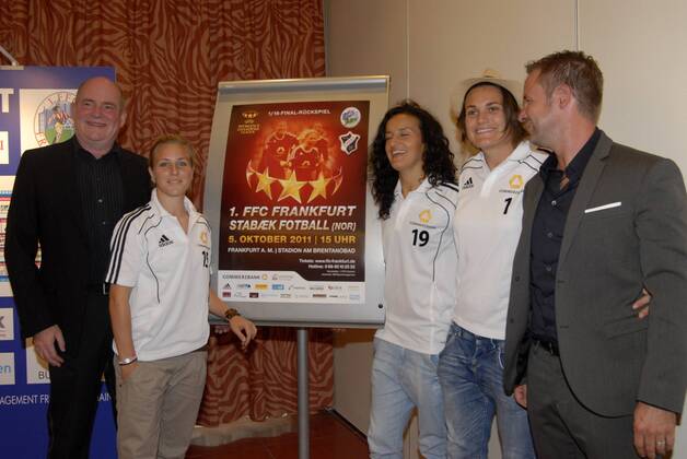 2011 2012, Pressekonferenz im Relaxa Hotel Frankfurt - 1. FFC Frankfurt vs. Stabaek FK in der UEFA Women s Champions League (UWCL) - Gruppenbild mit zwei Hüten Manager Siegfried Dietrich, Svenja Huth, Fatmire Bajramaj, Trainer Sven Kahlert in der Mitte Nadine Angerer (FFC Frankfurt)