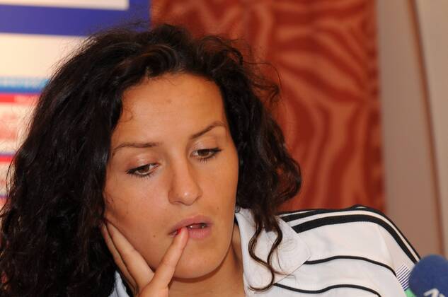 2011 2012, Pressekonferenz im Relaxa Hotel Frankfurt - 1. FFC Frankfurt in der UEFA Women s Champions League (UWCL) - Portrait Fatmire Bajramaj (FFC Frankfurt) nachdenklich