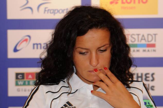 2011 2012, Pressekonferenz im Relaxa Hotel Frankfurt - 1. FFC Frankfurt in der UEFA Women s Champions League (UWCL) - Portrait Fatmire Bajramaj (FFC Frankfurt) nachdenklich