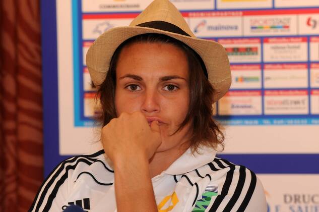 2011 2012, Pressekonferenz im Relaxa Hotel Frankfurt - 1. FFC Frankfurt in der UEFA Women s Champions League (UWCL) - Portrait Nadine Angerer (FFC Frankfurt) mit Hut, nachdenklich