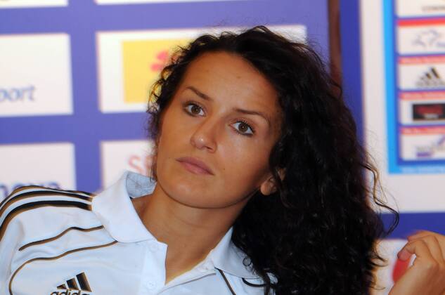 2011 2012, Pressekonferenz im Relaxa Hotel Frankfurt - 1. FFC Frankfurt in der UEFA Women s Champions League (UWCL) - Portrait Fatmire Bajramaj (FFC Frankfurt) mit geneigtem Kopf
