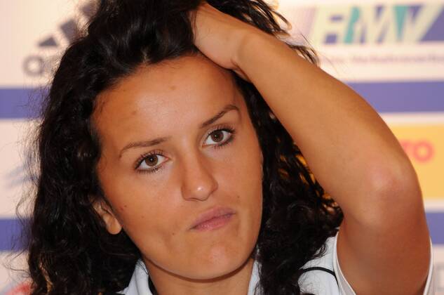 2011 2012, Pressekonferenz im Relaxa Hotel Frankfurt - 1. FFC Frankfurt in der UEFA Women s Champions League (UWCL) - Portrait Fatmire Bajramaj (FFC Frankfurt) nachdenklich, fasst sich ihn ihre Mähne