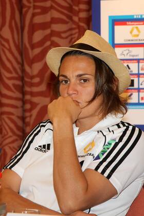 2011 2012, Pressekonferenz im Relaxa Hotel Frankfurt - 1. FFC Frankfurt in der UEFA Women s Champions League (UWCL) - Portrait Nadine Angerer(1.FFC Frankfurt) mit Hut nachdenklich