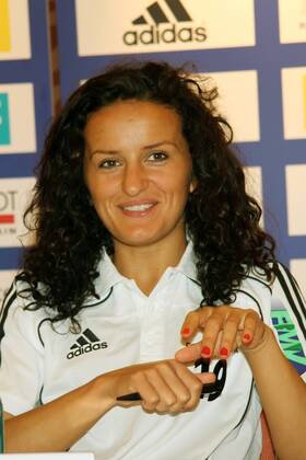2011 2012, Pressekonferenz im Relaxa Hotel Frankfurt - 1. FFC Frankfurt in der UEFA Women s Champions League (UWCL) - Portrait Fatmire Bajramaj (FFC Frankfurt) gut gelaunt