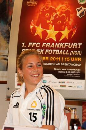 2011 2012, Pressekonferenz im Relaxa Hotel Frankfurt - 1. FFC Frankfurt vs. Stabaek FK in der UEFA Women s Champions League (UWCL) - Svenja Huth (1.FFC Frankfurt) gut gelaunt vor dem Champions League Plakat