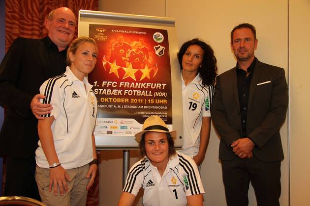 2011 2012, Pressekonferenz im Relaxa Hotel Frankfurt - 1. FFC Frankfurt vs. Stabaek FK in der UEFA Women s Champions League (UWCL) - Gruppenbild mit zwei Hüten Manager Siegfried Dietrich, Svenja Huth, Fatmire Bajramaj, Trainer Sven Kahlert in der Mitte Nadine Angerer (FFC Frankfurt)
