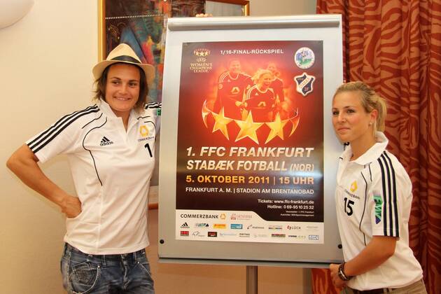 2011 2012, Pressekonferenz im Relaxa Hotel Frankfurt - 1. FFC Frankfurt vs. Stabaek FK in der UEFA Women s Champions League (UWCL) - Hut und Hütchen Nadine Angerer und Svenja Huth (FFC Frankfurt)