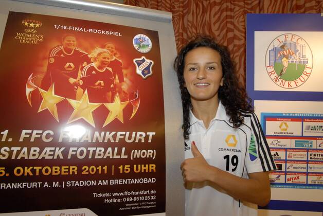 2011 2012, Pressekonferenz im Relaxa Hotel Frankfurt - 1. FFC Frankfurt vs. Stabaek FK in der UEFA Women s Champions League (UWCL) - Einzelbild Fatmire Bajramaj (FFC Frankfurt) gut gelaunt
