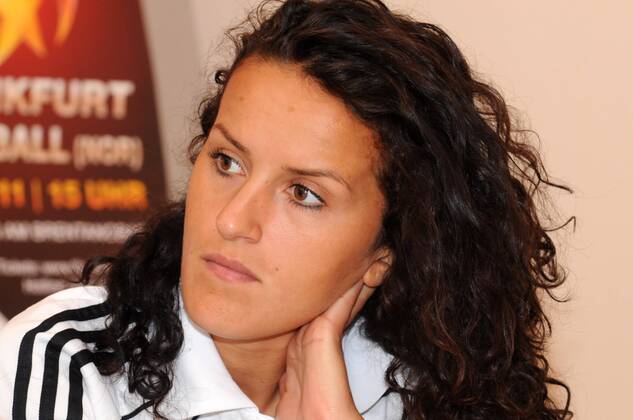 2011 2012, Pressekonferenz im Relaxa Hotel Frankfurt - 1. FFC Frankfurt in der UEFA Women s Champions League (UWCL) - Portrait Fatmire Bajramaj (FFC Frankfurt) nachdenklich