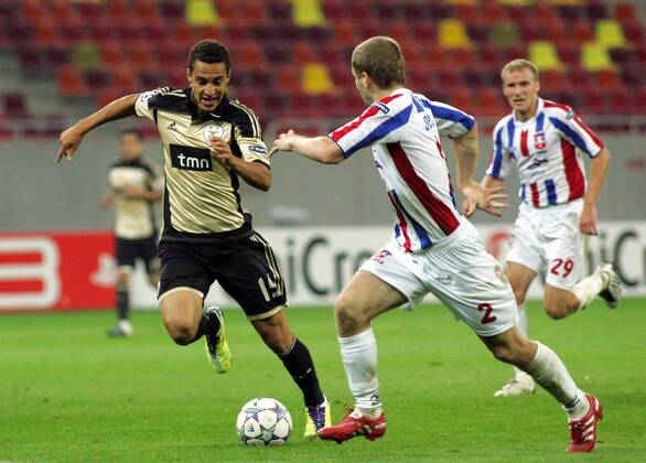 27.09.2011 Bucharest(Romania) FC Otelul Galati-SL Benfica Champions League Group C men s football Rodrigo(L) SL Benfica and Nejc Skubic(r) FC Otelul Galati : 