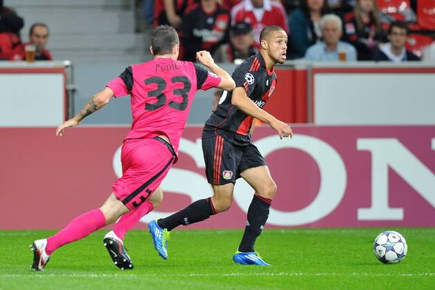 Fußball Champions League Bayer Leverkusen - KRC Genk am 28.09.2011 in der BayArena in Leverkusen Daniel Pudil ( Genk ), links - Sidney Sam ( Leverkusen ), rechts