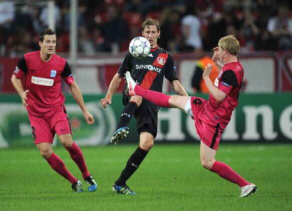 28-09-2011, Fussball, Saison 2011-2012, UEFA Champions League, Vorrunde, 2. Spieltag, BAYER 04 LEVERKUSEN - KRC GENK Stefan Kießling (Bayer 04 Leverkusen), mi., gegen Kevin de Bruyne (Genk)