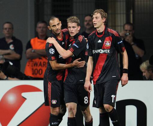 28-09-2011, Fussball, Saison 2011-2012, UEFA Champions League, Vorrunde, 2. Spieltag, BAYER 04 LEVERKUSEN - KRC GENK Jubel Ömer Toprak (Bayer 04 Leverkusen), Lars Bender (Bayer 04 Leverkusen) und Stefan Kießling (Bayer 04 Leverkusen, v.links) nach dem 1-0