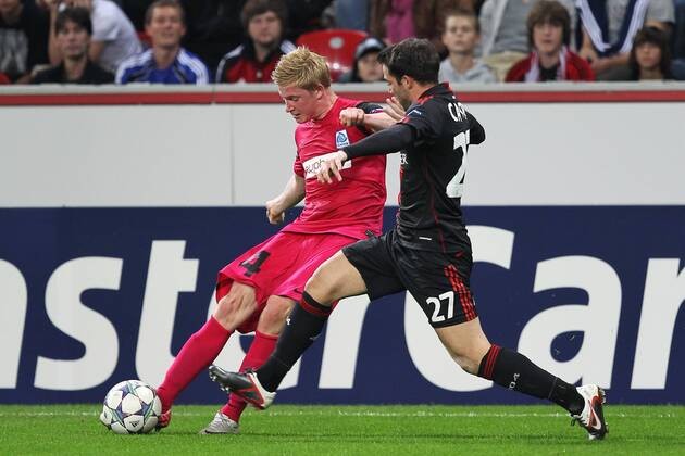 Fußball Champions League Bayer Leverkusen - KRC Genk am 28.09.2011 in der BayArena in Leverkusen Torben Joneleit ( Genk ), links - Gonzalo Castro ( Leverkusen ), rechts