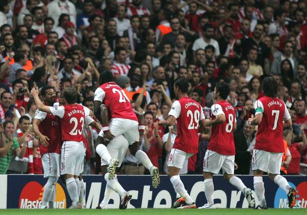 Arsenal s Alex Oxlade-Chamberlain celebrates scoring the opening goal Football - UEFA Champions League - Group F, Arsenal FC London - Olympiakos Piräus ZEM05 _cele.