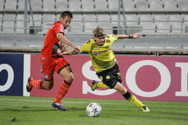 Marcel SCHMELZER, rechts (BVB) im Zweikampf mit Cesar AZPILICUETA (OM), Olympique Marseille - Borussia Dortmund