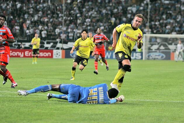 Mario Götze (BVB), davor Nicolas NKOULOU (OM), Olympique Marseille - Borussia Dortmund