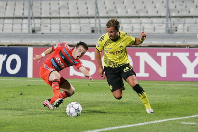 Mario Götze, rechts (BVB) im Zweikampf mit Mathieu VALBUENA (OM), Olympique Marseille - Borussia Dortmund