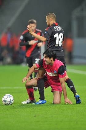 Fußball Champions League Bayer Leverkusen - KRC Genk am 28.09.2011 in der BayArena in Leverkusen Elyaniv Barda ( Genk ), vorne - Sidney Sam ( Leverkusen ), hinten
