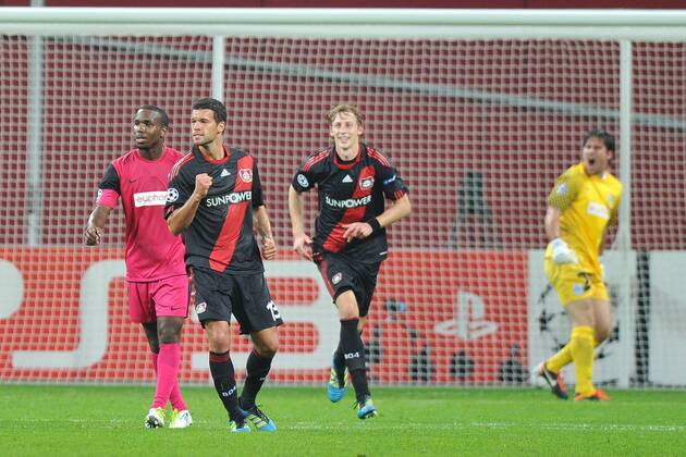 Fußball Champions League Bayer Leverkusen - KRC Genk am 28.09.2011 in der BayArena in Leverkusen Torjubel Leverkusen zum 2:0 durch Michael Ballack ( Leverkusen ), vorne