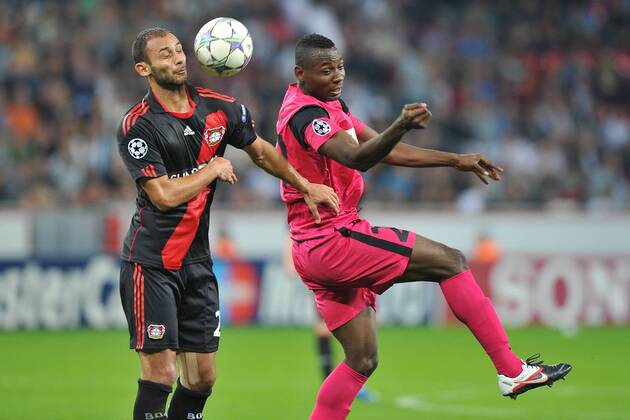 Fußball Champions League Bayer Leverkusen - KRC Genk am 28.09.2011 in der BayArena in Leverkusen Ömer Toprak ( Leverkusen ), links - Kennedy Nwanganga ( Genk ), rechts