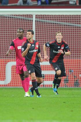 Fußball Champions League Bayer Leverkusen - KRC Genk am 28.09.2011 in der BayArena in Leverkusen Torjubel Leverkusen zum 2:0 durch Michael Ballack ( Leverkusen ), vorne