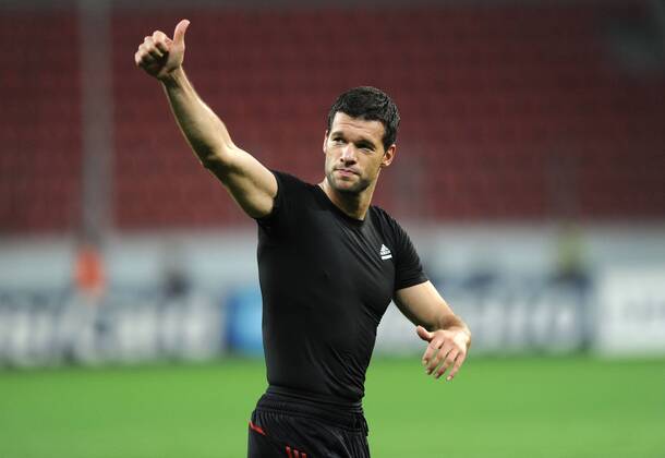 28-09-2011, Fussball, Saison 2011-2012, UEFA Champions League, Vorrunde, 2. Spieltag, BAYER 04 LEVERKUSEN - KRC GENK Michael Ballack (Bayer 04 Leverkusen) feiert nach dem Spiel den Sieg