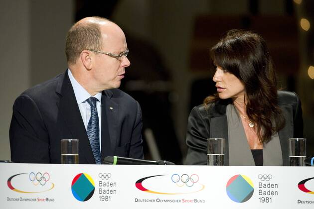 Fürst Albert II. VON MONACO (li.) redet mit Nadia COMANECI (Olympiasiegerin Turnen, ROM), Brustbild, Querformat, Gespräch, Gespräch, Unterhaltung, Deutscher Olympischer SportBund feiert 30 Jahre Olympischer Kongress am 28.09.2011 in Baden-Baden Deutschland