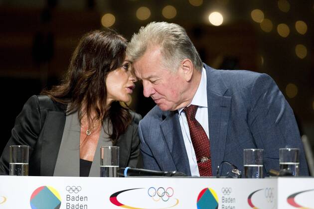Nadia COMANECI (li., Olympiasiegerin Turnen, ROM) redet mit Pal SCHMITT (Staatspräsident HUN), Unterhaltung, reden, Gespräch, Gespräch, Brustbild, Deutscher Olympischer SportBund feiert 30 Jahre Olympischer Kongress am 28.09.2011 in Baden-Baden Deutschland