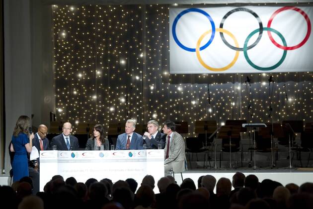 v.l. Franziska SCHENK (Moderatorin), Kip KEINO (verdeckt, Olympiasieger Leichtathletik, KEN), Fürst Albert II. VON MONACO, Nadia COMANECI (Olympiasiegerin Turnen, ROM), Pal SCHMITT (Staatspräsident HUN), Dr. Thomas BACH (DOSB-Präsident), Nadia COMANECI (Olympiasiegerin Turnen, ROM) während der Podiumsdiskussion, halbe Figur, Halbfigur, Querformat, Deutscher Olympischer SportBund feiert 30 Jahre Olympischer Kongress am 28.09.2011 in Baden-Baden Deutschland